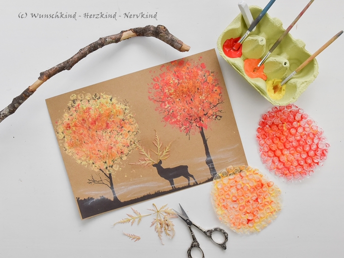 Waldszene: Hirsch im Nebel